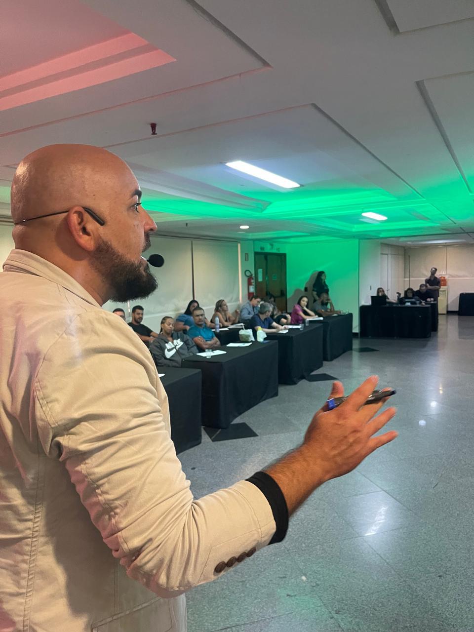 Palestra sobre desbloqueio emocional